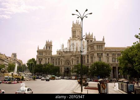 Trafic devant un bâtiment du gouvernement, Palacio de Comunicaciones, Plaza de Cibeles, Madrid, Espagne Banque D'Images