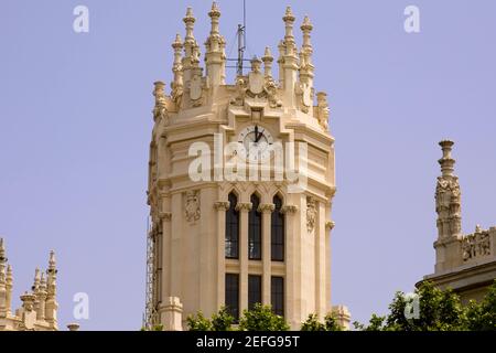 Vue à angle bas d'une tour d'horloge, Palacio de Comunicaciones, Plaza de Cibeles, Madrid, Espagne Banque D'Images