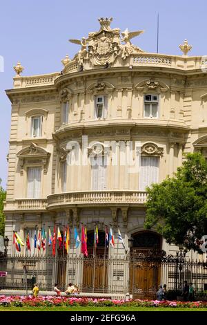 Drapeaux devant un palais, Palacio de Linares, Plaza de Cibeles, Madrid, Espagne Banque D'Images