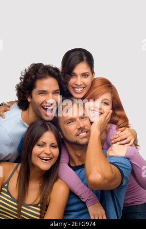 Portrait of a Mid adult man smiling avec ses amis Banque D'Images