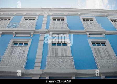 Low angle view of windows fermé d'un bâtiment Banque D'Images