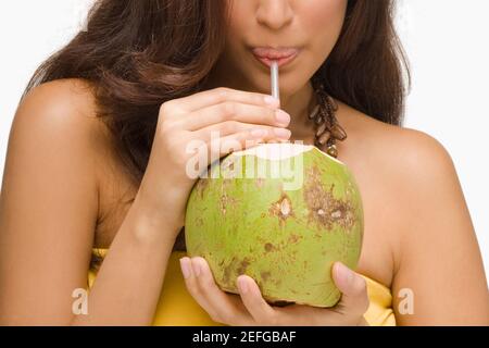 Close-up of a young woman boire le lait de coco Banque D'Images