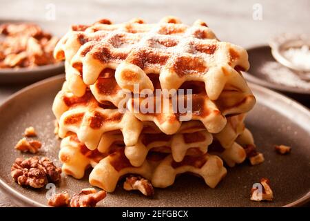 Une pile de gaufres maison sur l'assiette Banque D'Images