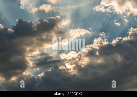 Après la tempête, les rayons du soleil apparaissent parmi les nuages d'éclaircie. Banque D'Images