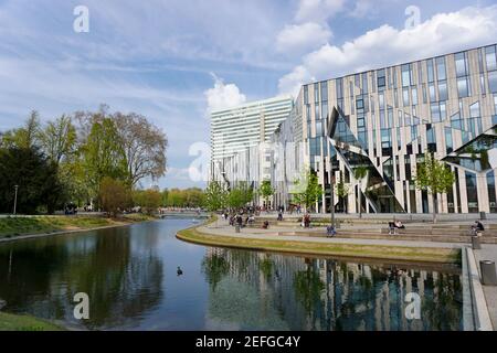 Le "Hotel-Bogen" de Düsseldorf, situé à proximité du parc public "Hofgarten". Il a été conçu par l'architecte étoilé de New York Daniel Libeskind. Banque D'Images