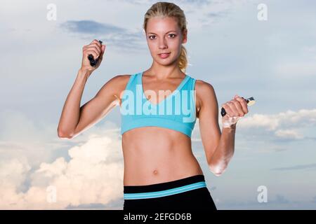Portrait d'une jeune femme qui appuie sur les poignées Banque D'Images