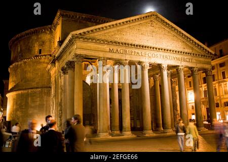 Groupe de personnes devant un panthéon, Panthéon Rome, Rome, Italie Banque D'Images