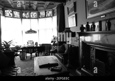 CRAGSIDE lord and Lady Lounge Rothbury Northumberland pots noir et blanc pots cheminée images photo lumière vive table de plantes Old yle Victorian Banque D'Images