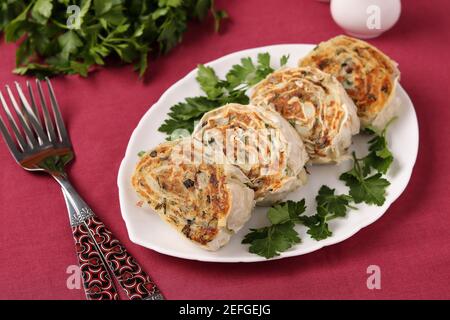 Les petits pains de laves frits avec pommes de terre et champignons sont placés sur une assiette blanche. Gros plan. Format horizontal Banque D'Images