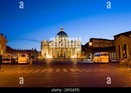 Basilique illuminée au crépuscule, basilique Saint-Pétersbourg, place Saint-Pétersbourg, Cité du Vatican Banque D'Images