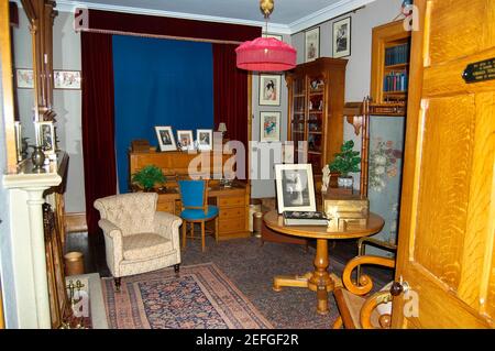 CRAGSIDE chambre meubles chaise détente images bibliothèque photo moquette rideau mobilier en bois style ancien victorien écran japonais table ronde chêne Banque D'Images
