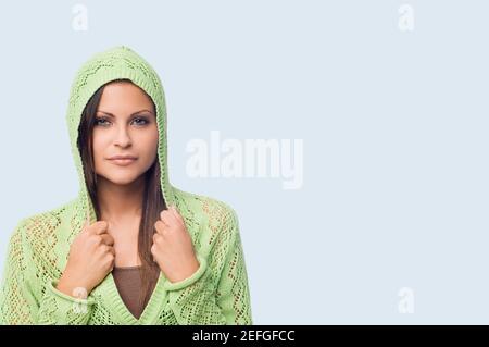 Portrait of a young woman holding collars de son T-shirt Banque D'Images