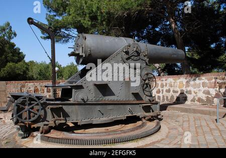 Un pistolet Howitzer de 305mm monté à l'extérieur du château de Montjuic à Barcelone, Espagne, le 19 avril 2018. Conçu par Salvador Diaz Ordonez, il date de 1898. Banque D'Images