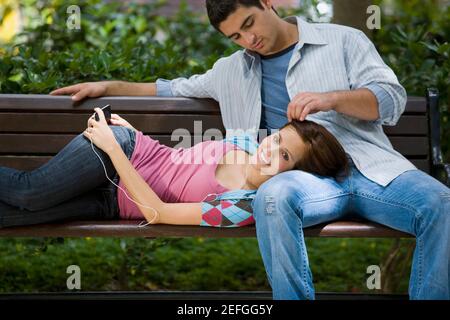 Jeune couple romancing in a park Banque D'Images