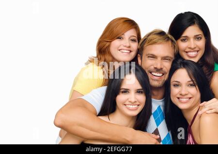 Portrait of a Mid adult man posant avec quatre jeunes femmes Banque D'Images