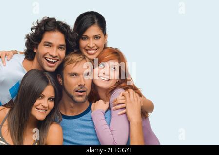 Portrait of a Mid adult man avec ses amis Banque D'Images