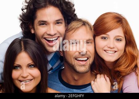 Portrait of a Mid adult man smiling avec ses amis Banque D'Images