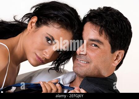 Portrait d'une jeune femme ajustant un homme adulte moyen attache Banque D'Images