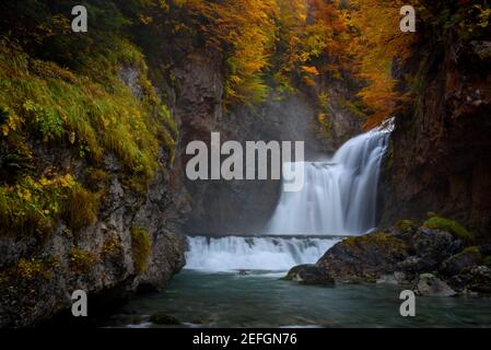 Cascade de Cueva en automne (Ordesa et Monte Perdido NP, Pyrénées, Espagne) ESP: Cascada de la Cueva en otoño (PN Ordesa y Monte Perdido, Aragón España) Banque D'Images