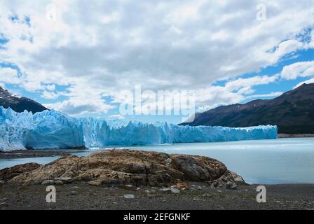 Glaciers en face des montagnes, glacier Moreno, parc national des Glaciers argentins, lac Argentino, El Calafate, Patagonie, Argentine Banque D'Images