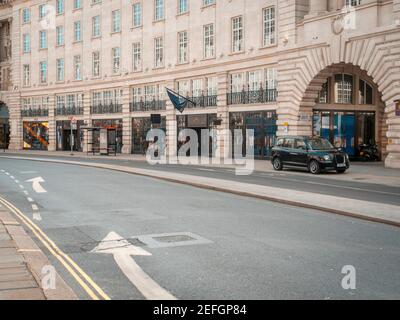 Londres, Angleterre - 17 mars 2020 : Regent Street est vide en raison du confinement du coronavirus en place interdisant aux personnes de se rendre dans les espaces publics Banque D'Images