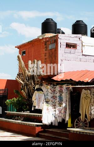 Vêtements suspendus dans un magasin, Cancun, Mexique Banque D'Images