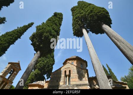 Vue extérieure de la basilique orthodoxe orientale historique du monastère Kaisariani à Athènes, Grèce. Banque D'Images