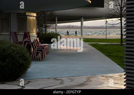 Vue sur la baie de Santander Cantabria Espagne de sous le centre des arts de Botin cycliste et marchent Un matin d'hiver venteux avec la mer rugueuse Banque D'Images