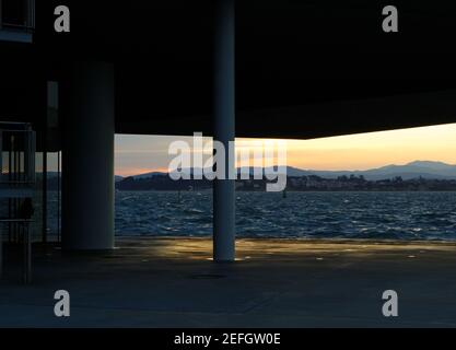 Vue sur la baie de Santander Cantabria Espagne de sous le Centre des arts de Botin sur un hiver venteux matin avec mer rugueuse Banque D'Images