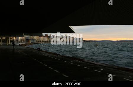 Vue sur la baie de Santander Cantabria Espagne de sous le Centre des arts de Botin sur un hiver venteux matin avec mer rugueuse Banque D'Images