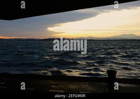 Vue sur la baie de Santander Cantabria Espagne de sous le Centre des arts de Botin sur un hiver venteux matin avec mer rugueuse Banque D'Images