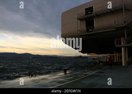 Vue sur la baie de Santander Cantabria Espagne depuis le Centre des arts de Botin, le matin d'hiver venteux avec mer agitée Banque D'Images