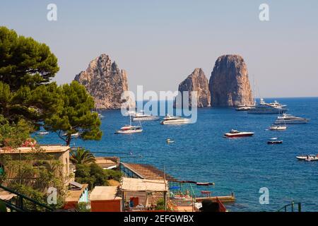 Bateaux dans la mer, Faraglioni Rocks, Capri, Campanie, Italie Banque D'Images
