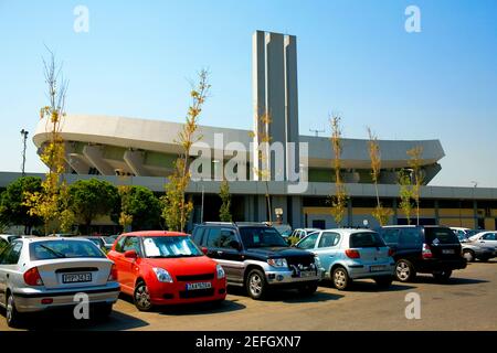 Voitures garées à l'extérieur d'un stade, Peace and Friendship Stadium, Faliro, Athènes, Grèce Banque D'Images