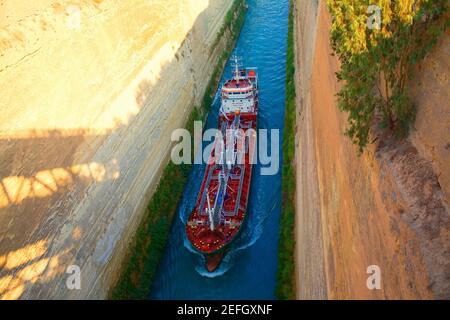 Vue en grand angle d'un bateau à conteneurs dans un canal, canal de Corinthe, Athènes, Grèce Banque D'Images