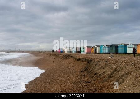 Hayling Island a fait des cabanes de plage en danger d'être lavées après de fortes marées et des tempêtes hivernales. Banque D'Images