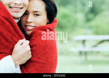 Gros plan d'un couple adulte moyen enveloppé dans une serviette Banque D'Images