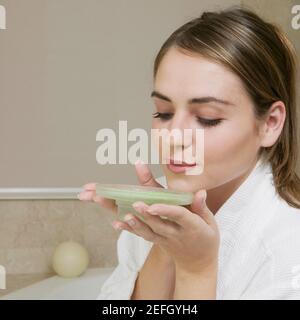 Gros plan d'une jeune femme qui sent un plat de bain cristaux Banque D'Images