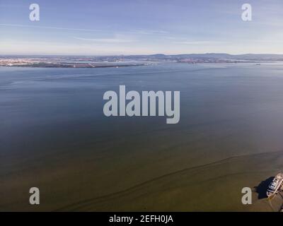 Vue aérienne du Tage et de la base aérienne de Montijo avec aéroport le long du fleuve pendant une belle journée ensoleillée, Lisbonne, Portugal. Banque D'Images