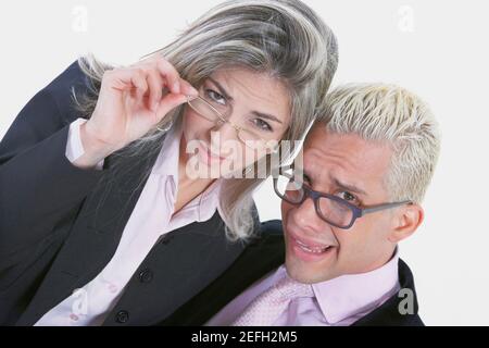 Portrait d'une femme d'affaires et d'un homme d'affaires portant des lunettes Banque D'Images