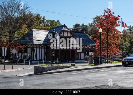 Hartsdale, NY - 30 octobre 2018 : vue sur la gare de Hartsdale. Hartsdale fait partie de la ville de Greenburgh, comté de Westchester, New York, Banque D'Images