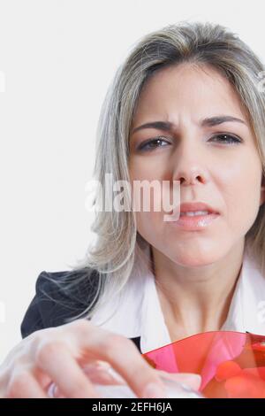 Portrait d'une femme d'affaires tenant une souris d'ordinateur Banque D'Images