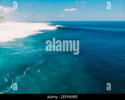 Prise de vue aérienne du surf à grande vague à Bali. Grandes vagues bleues dans l'océan Banque D'Images