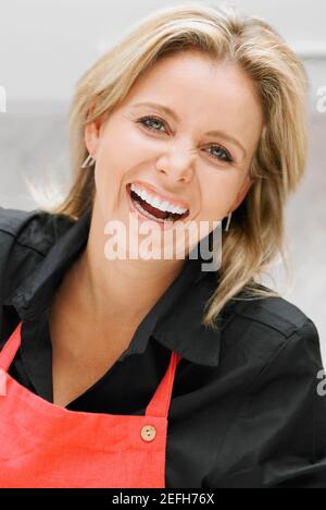 Portrait of a Mid adult woman laughing Banque D'Images