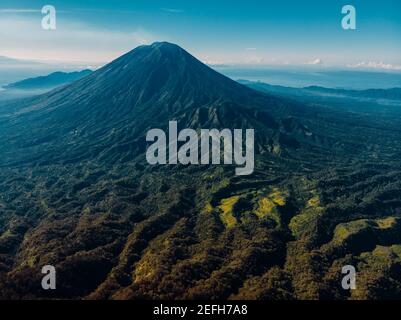 Vue aérienne du volcan Agung avec forêt à Bali, Indonésie Banque D'Images