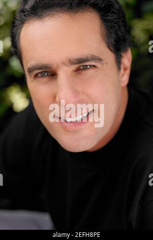 Portrait d'un jeune homme souriant Banque D'Images