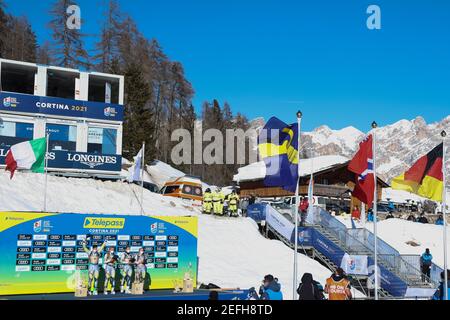 Cortina d'Ampezzo (BL, Italie. 17 février 2021. Cortina d'Ampezzo (BL), Italie, Rumerlo, 17 février 2021, Médaille d'or de l'équipe de Norvège lors des Championnats du monde DE SKI alpin 2021 de la FIS - parallèle de l'équipe de ski alpin - course de ski alpin crédit: Sergio Bisi/LPS/ZUMA Wire/Alay Live News Banque D'Images