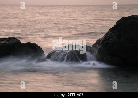 Longue exposition mousse d'eau de mer douce et soyeuse et formation de roche dans la soirée, Banque D'Images