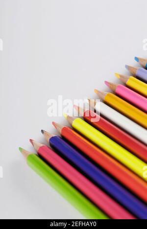 Gros plan de crayons de couleur de suite Banque D'Images