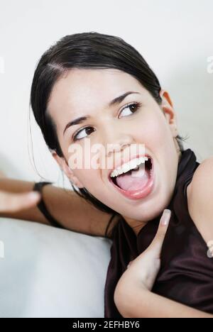 Gros plan d'une jeune femme qui a l'air surprise Banque D'Images